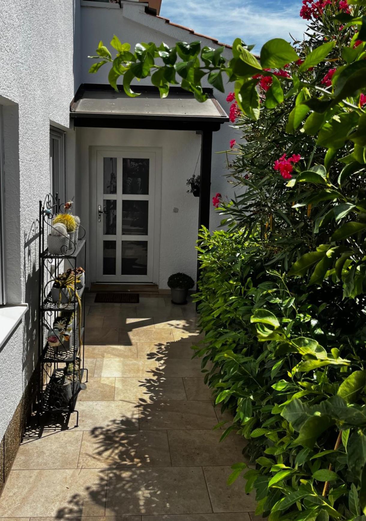 Modern And Elegant In A Quiet Part Of Appartamento *
